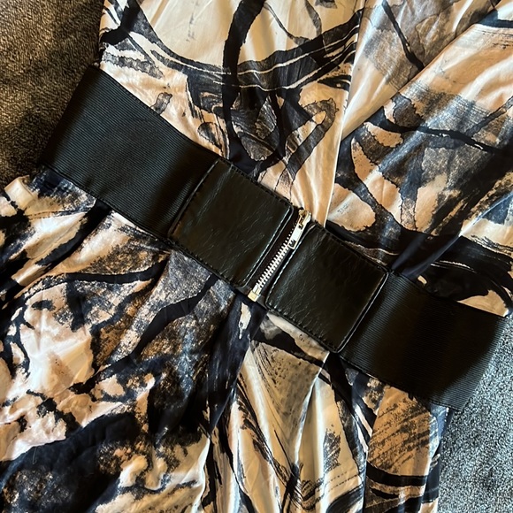 Charlotte Russe White Tan Black Elastic Splatter Waist Belt Surplice Top size M - Picture 4 of 8